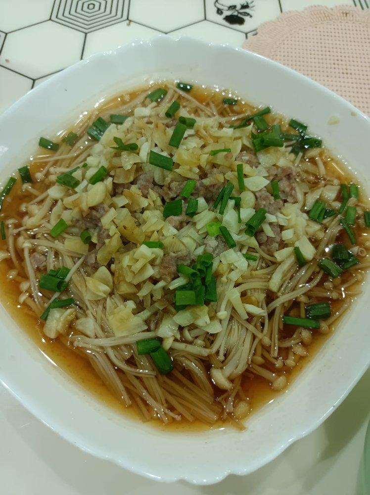 蒜末胡萝卜蒸金针菇    夏日必备下饭菜