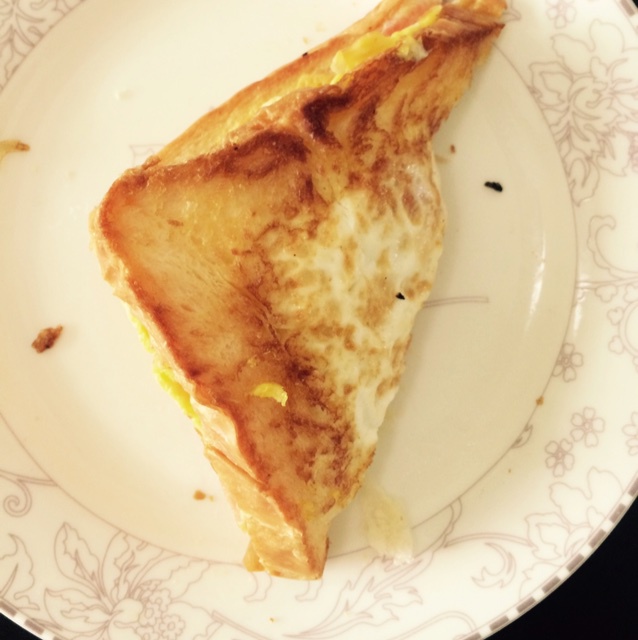 鸡蛋火腿藏在吐司里