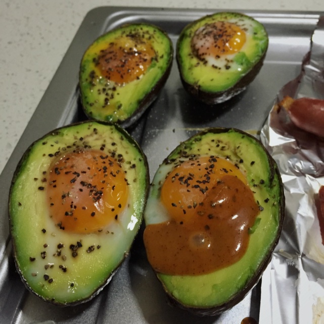 牛油果烤鸡蛋