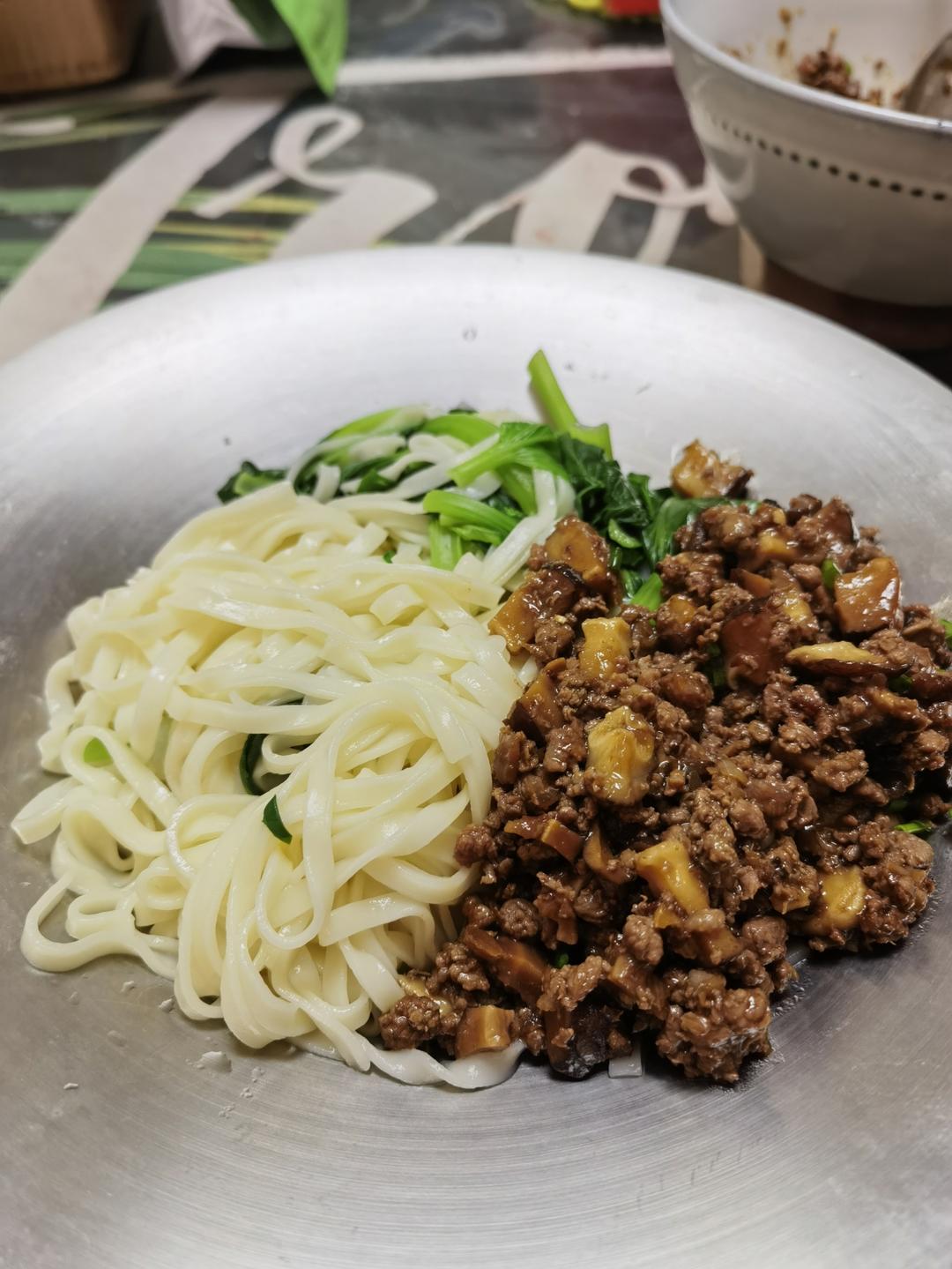 绝杀的香菇牛肉末拌面