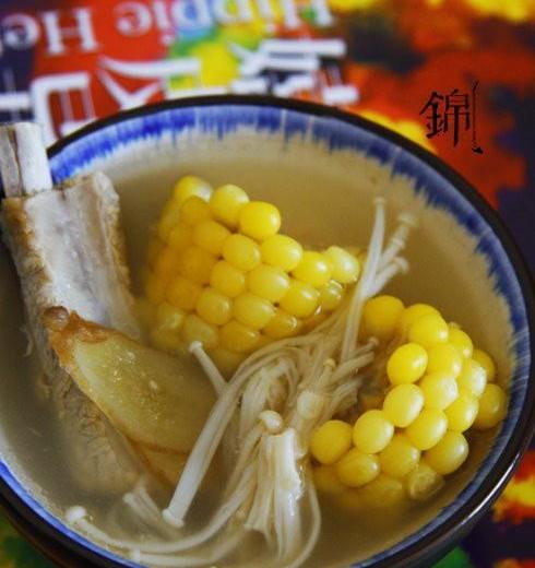 甜玉米山菌排骨汤的做法