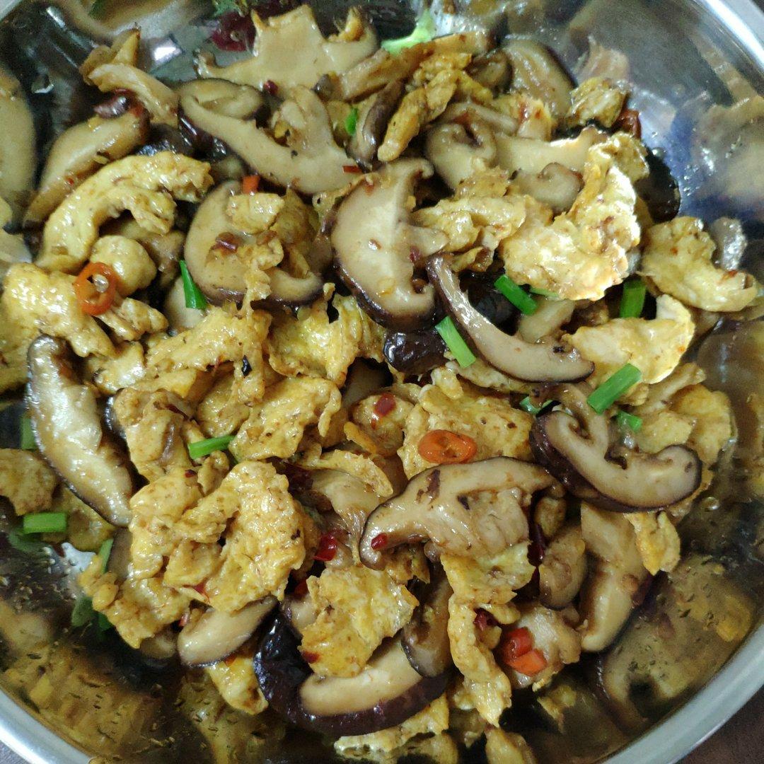 铝饭盒里的香菇炒鸡蛋