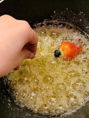 草莓冰糖葫芦的做法 步骤3