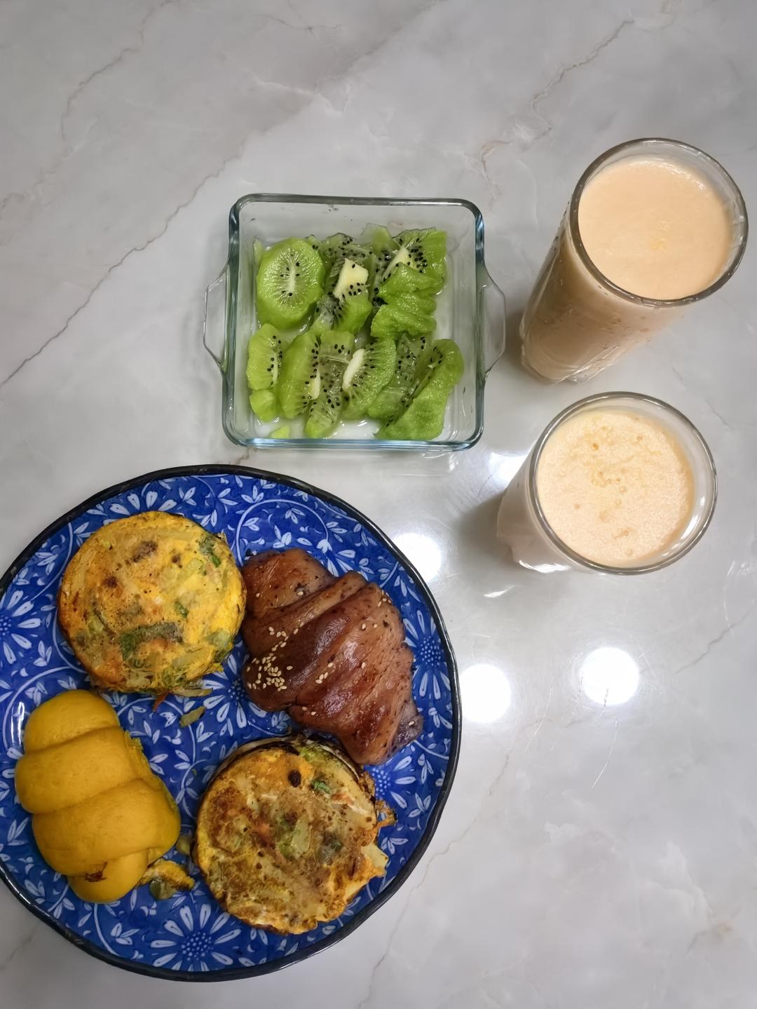 鸡蛋汉堡的懒人必备做法，健康的牛肉蔬菜堡，当作早餐下午茶夜宵都非常不错#大人小孩都爱吃#3分钟营养早餐挑战