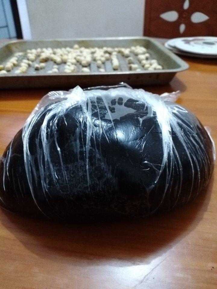 新手也能一次成功的广式月饼，自制醇香黑芝麻馅儿，饼皮好包不开裂不谢脚