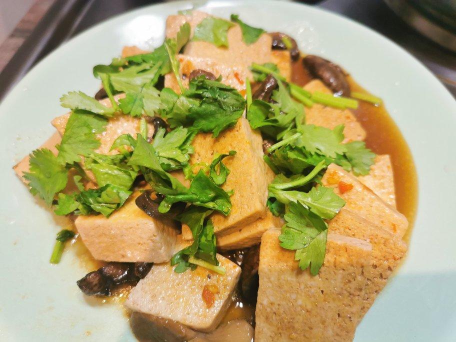 香菇冻豆腐，又是个下饭菜