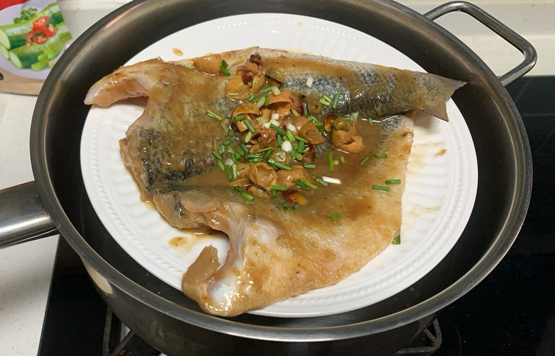 山黄皮蒸鲈鱼的做法