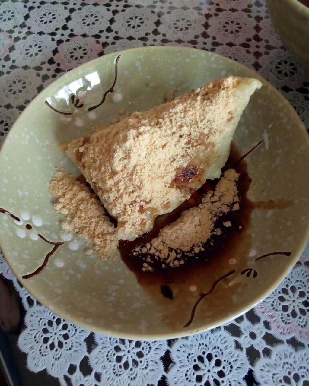 红糖汁黄豆粉配粽子