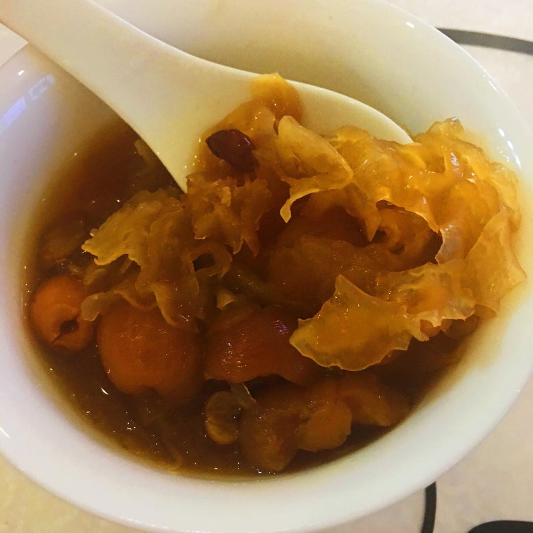 桂圆红枣银耳莲子羹
