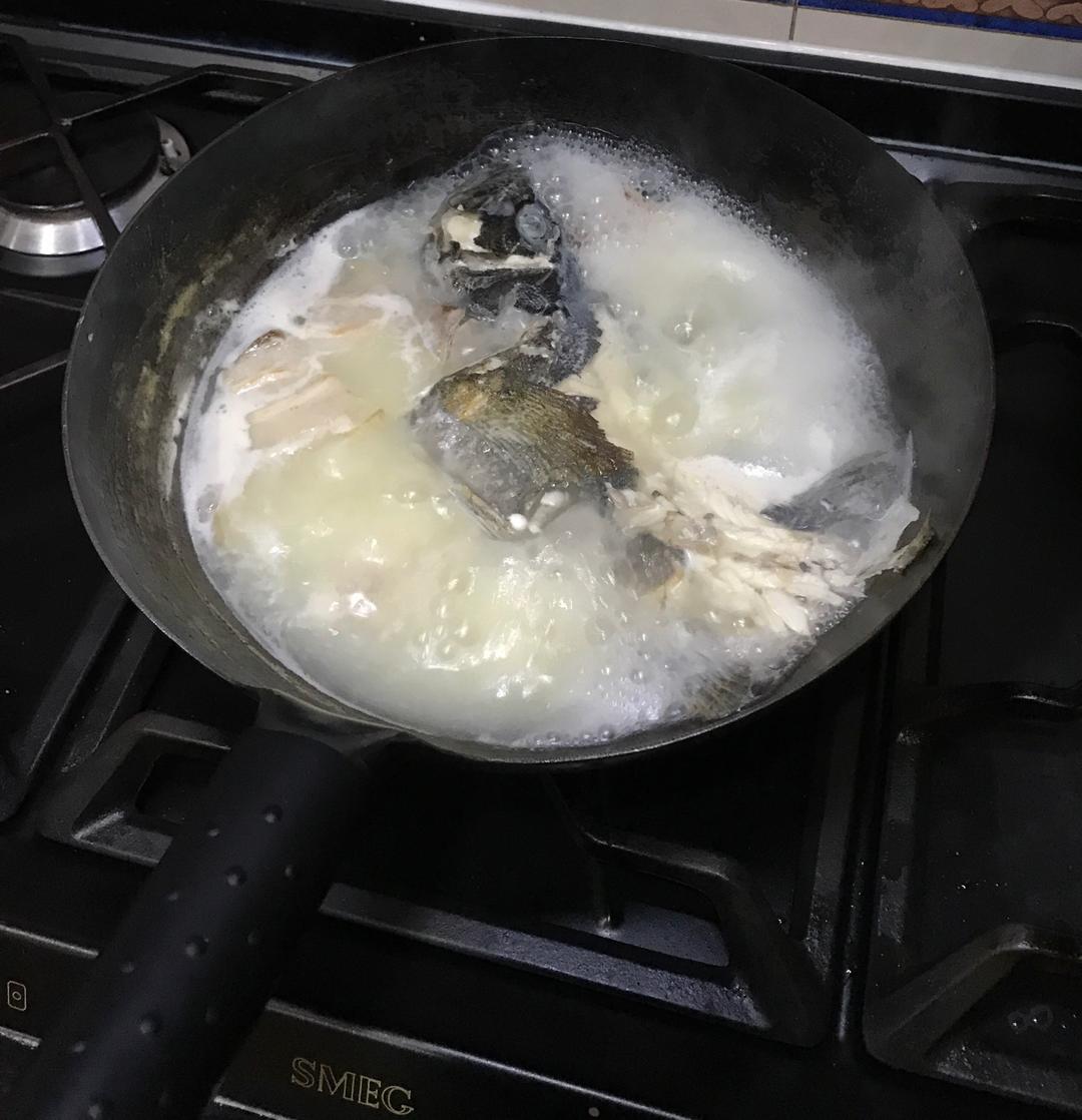 又鲜又浓的黑头鱼汤