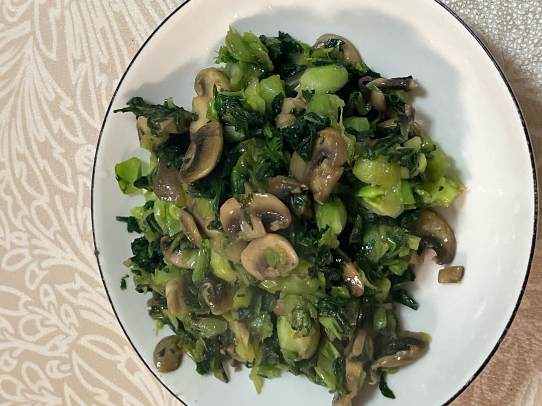 鲜美的口蘑炒青菜