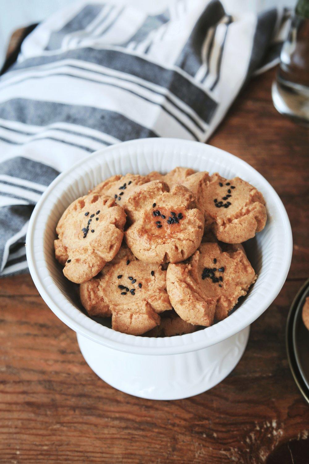 轻轻一按就碎掉的原味桃酥（不输猪油版）