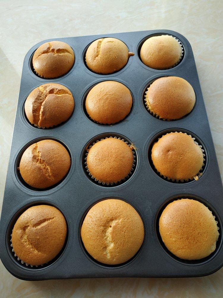 不皱不裂圆润饱满原味戚风纸杯蛋糕
