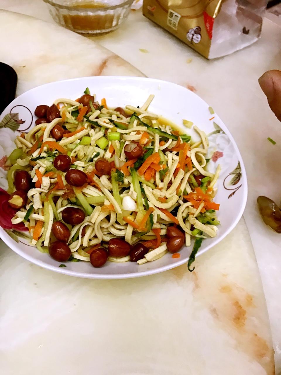 超快手的凉拌千张黄瓜胡萝卜丝