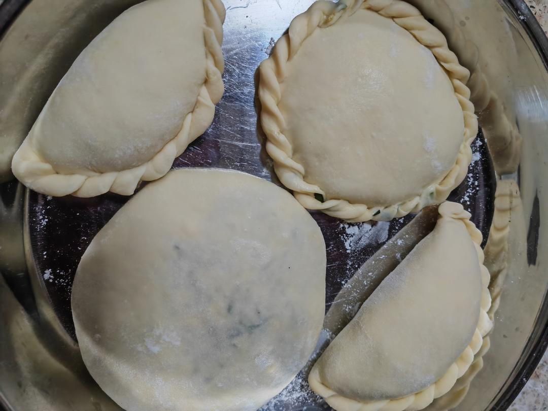 鲜香韭菜盒子（附超详细捏花边视频）