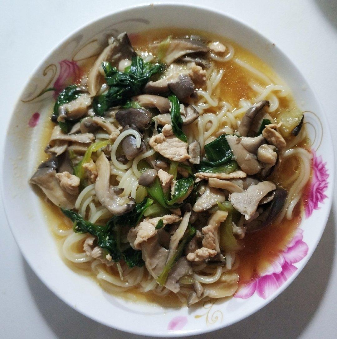 蘑菇肉丁面