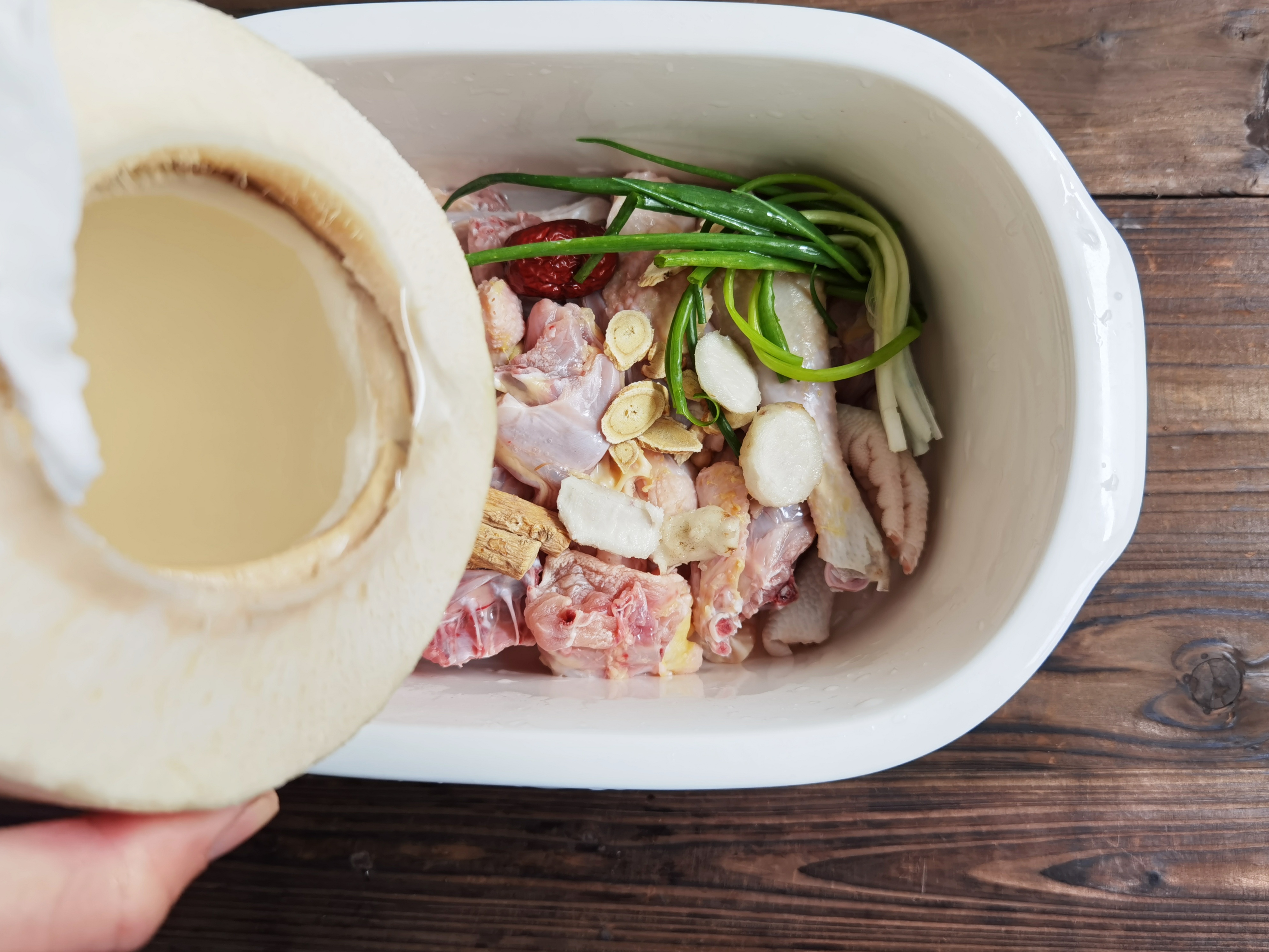 鲜甜鲍鱼椰子鸡汤【3月北鼎蒸炖锅食谱】的做法 步骤3