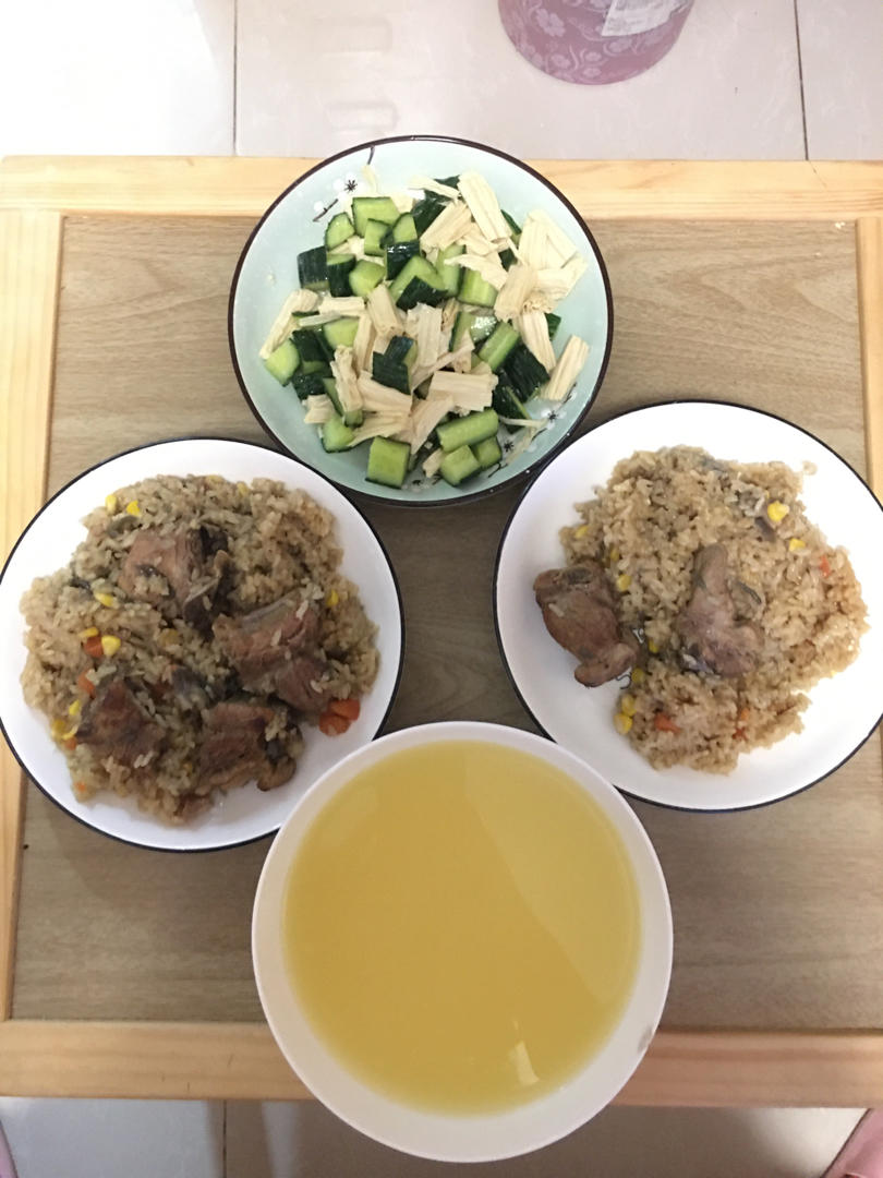 【排骨焖饭】