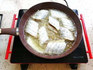 香酥椒盐带鱼的做法 步骤3