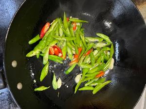 家常菜-辣椒炒火腿肠的做法 步骤2