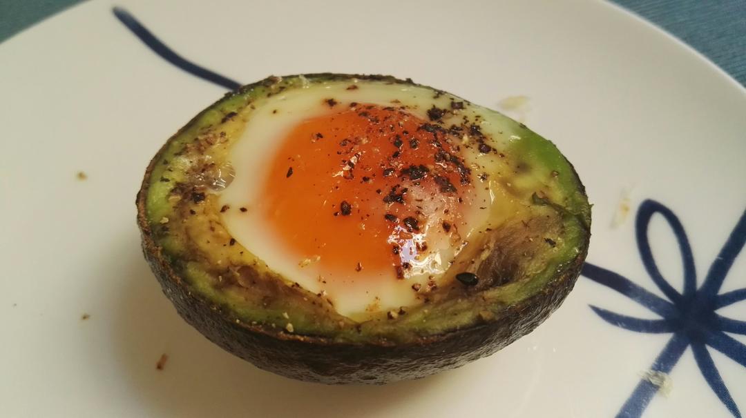 牛油果烤鸡蛋