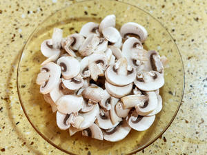 家常菜白菜炒蘑菇的做法 步骤1