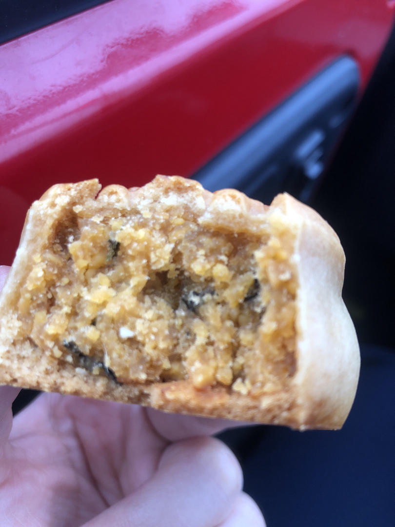 咸蛋黄肉松月饼