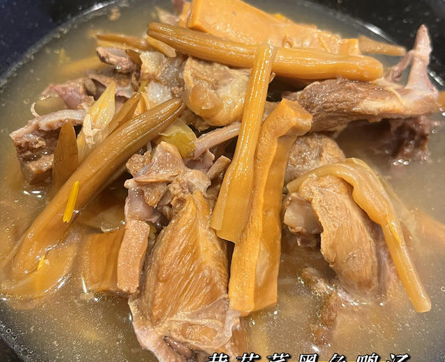 黄花菜墨鱼鸭汤的做法