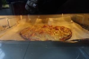 无面粉无油の花菜底披萨的做法 步骤11