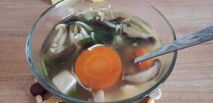 菌菇豆腐胡萝卜紫菜汤的做法 步骤3