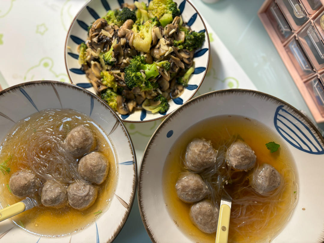 减脂餐～鲜美爽口的西蓝花炒口蘑