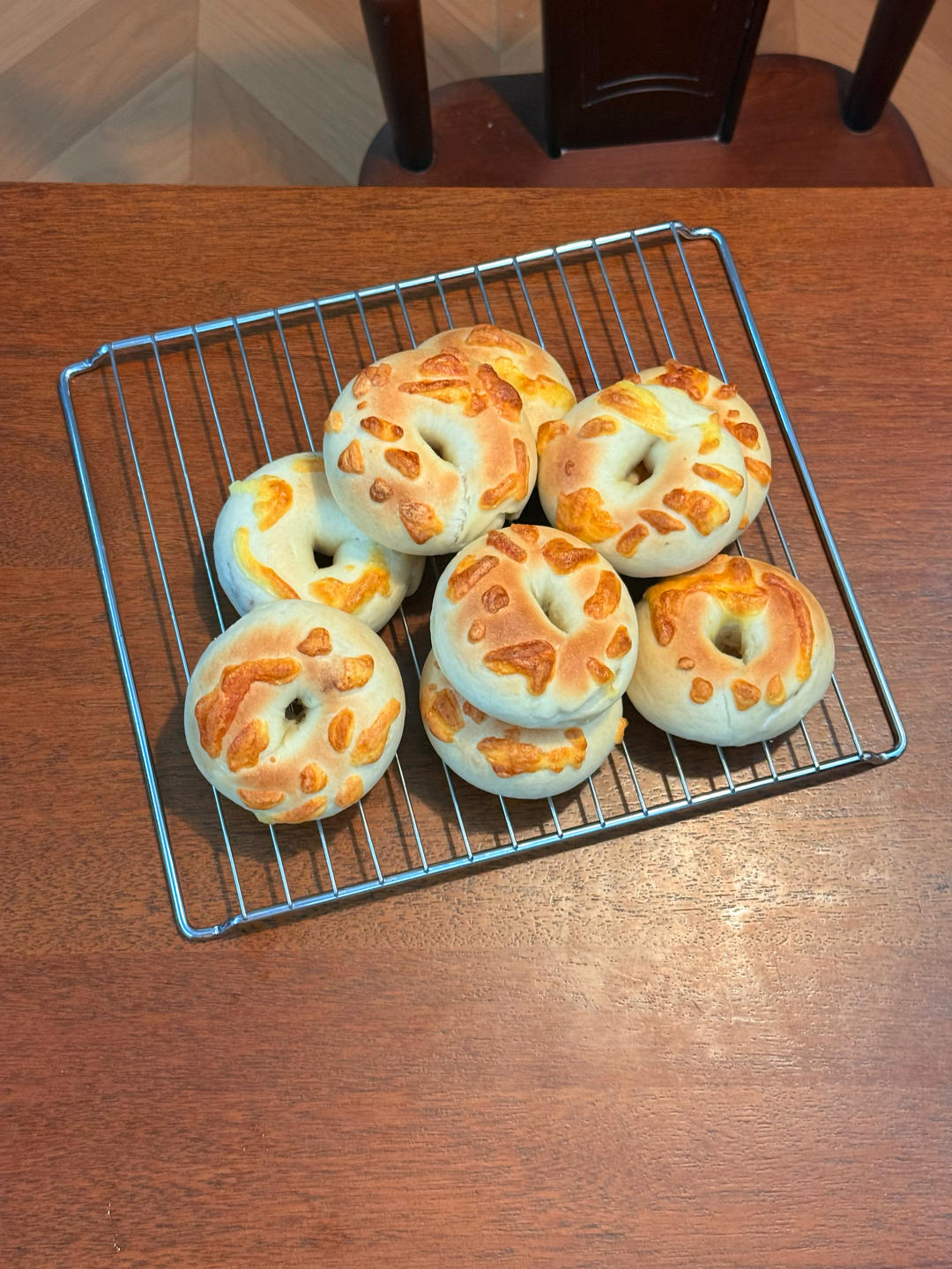 更适合大众口味，肉松芝士软贝果