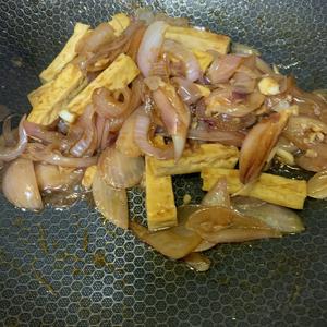酱香豆干炒洋葱的做法 步骤8
