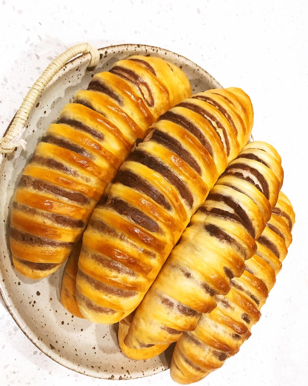 砖头石头石头做的毛毛虫豆沙面包