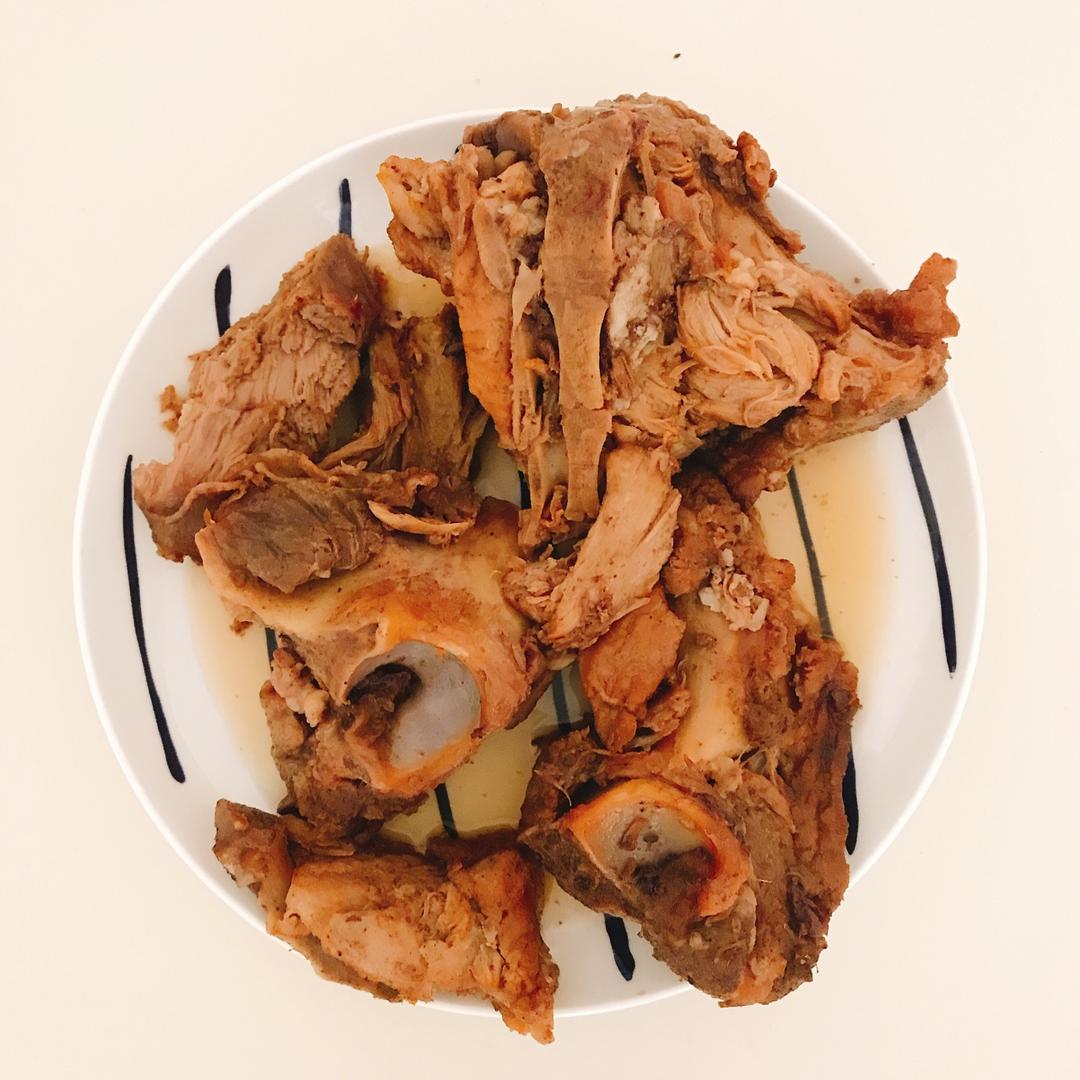 糖糖下一秒做的东北酱骨头