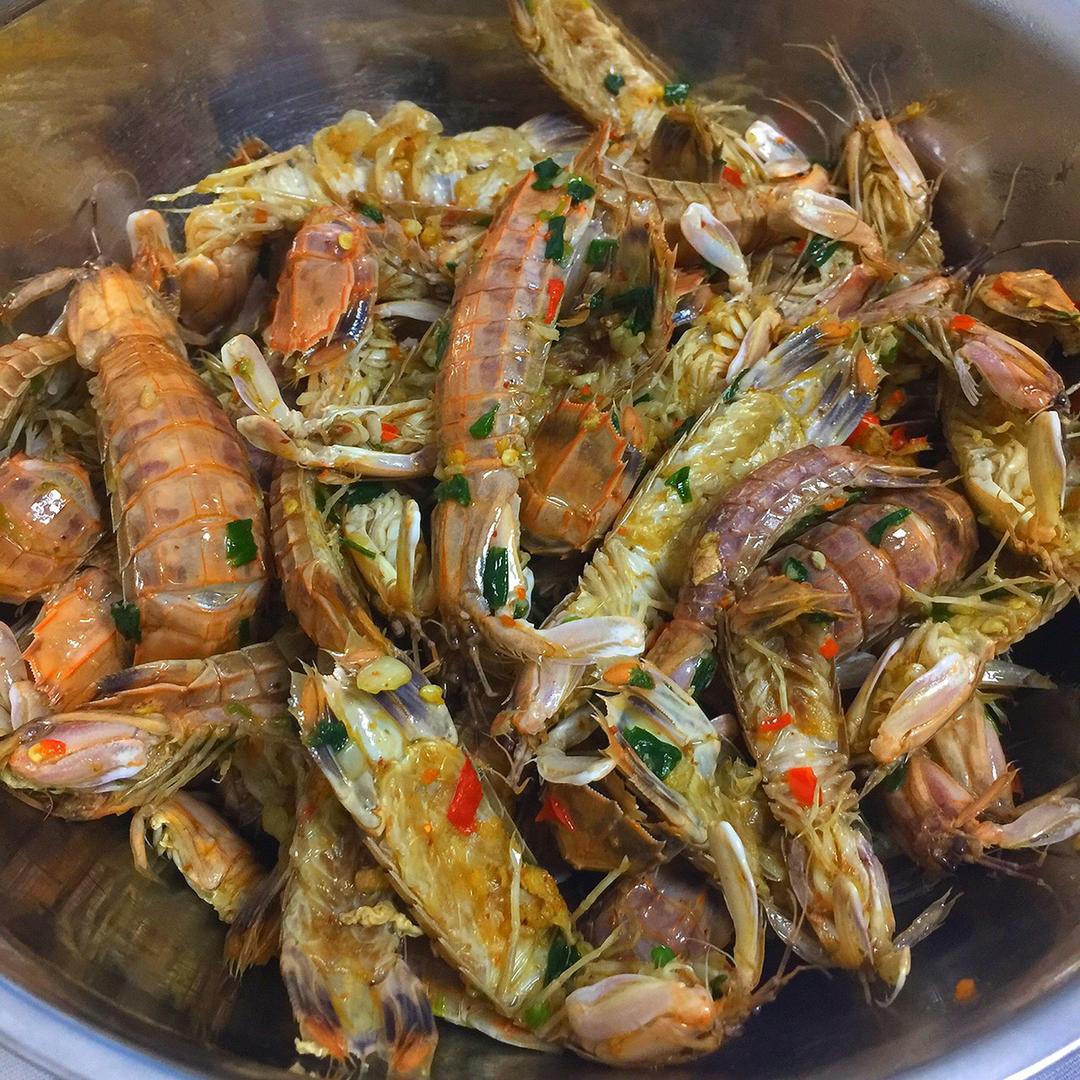 无油炸版的椒盐皮皮虾和巧拨虾壳的方法