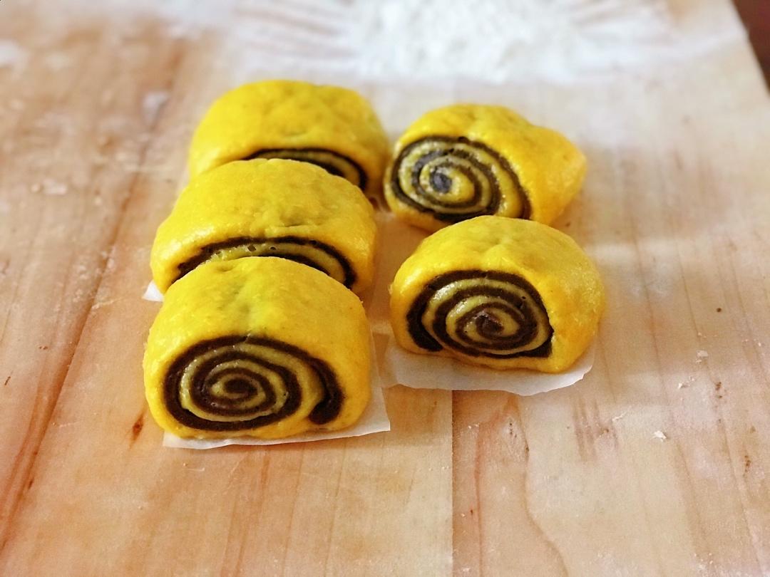 南瓜黑芝麻花卷