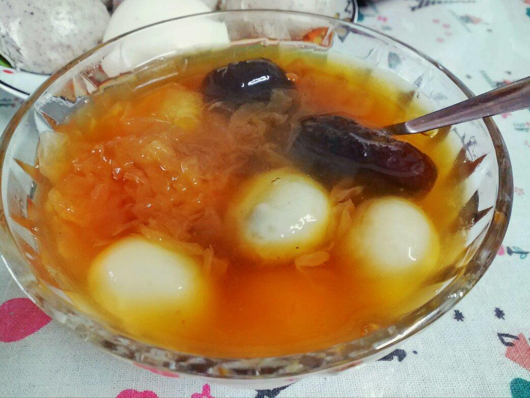 冰糖银耳红枣汤