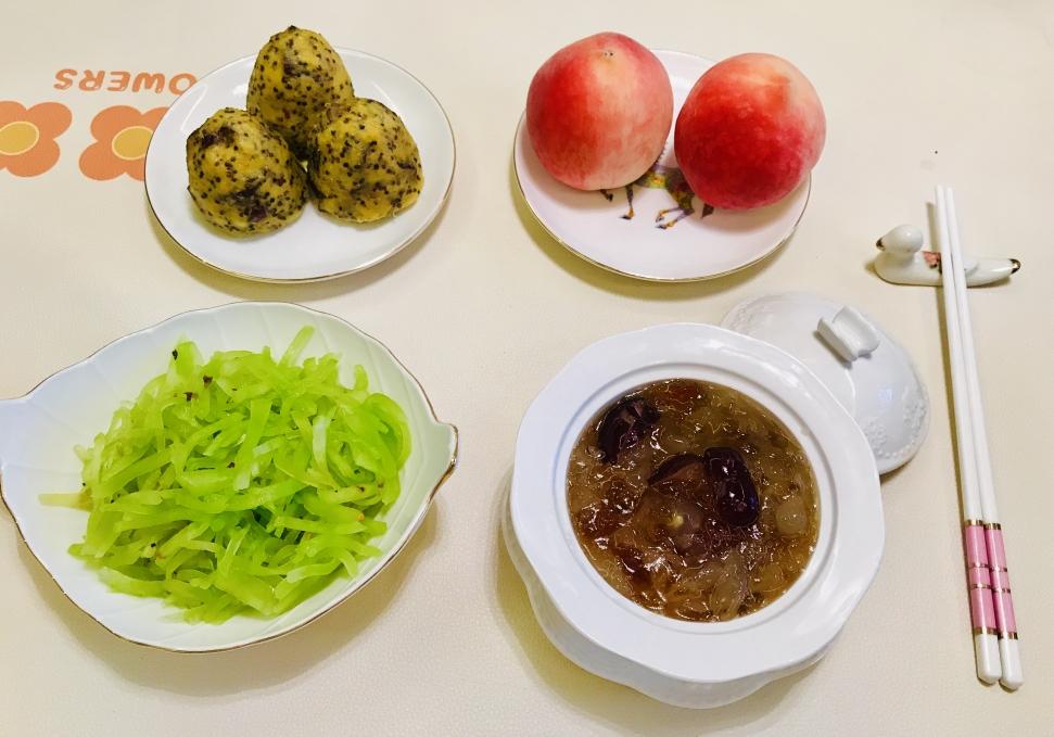 素🉑藜麦窝窝头、桃胶银耳羹，拌莴笋😄吃素是福🙏的做法