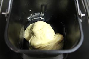 超柔软的炼奶吐司~~面包机版的做法 步骤4