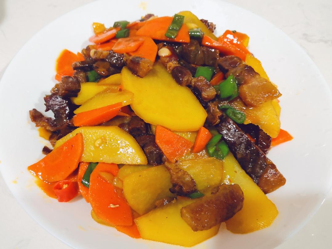 广式腊肉yyds！土豆胡萝卜炒腊肉