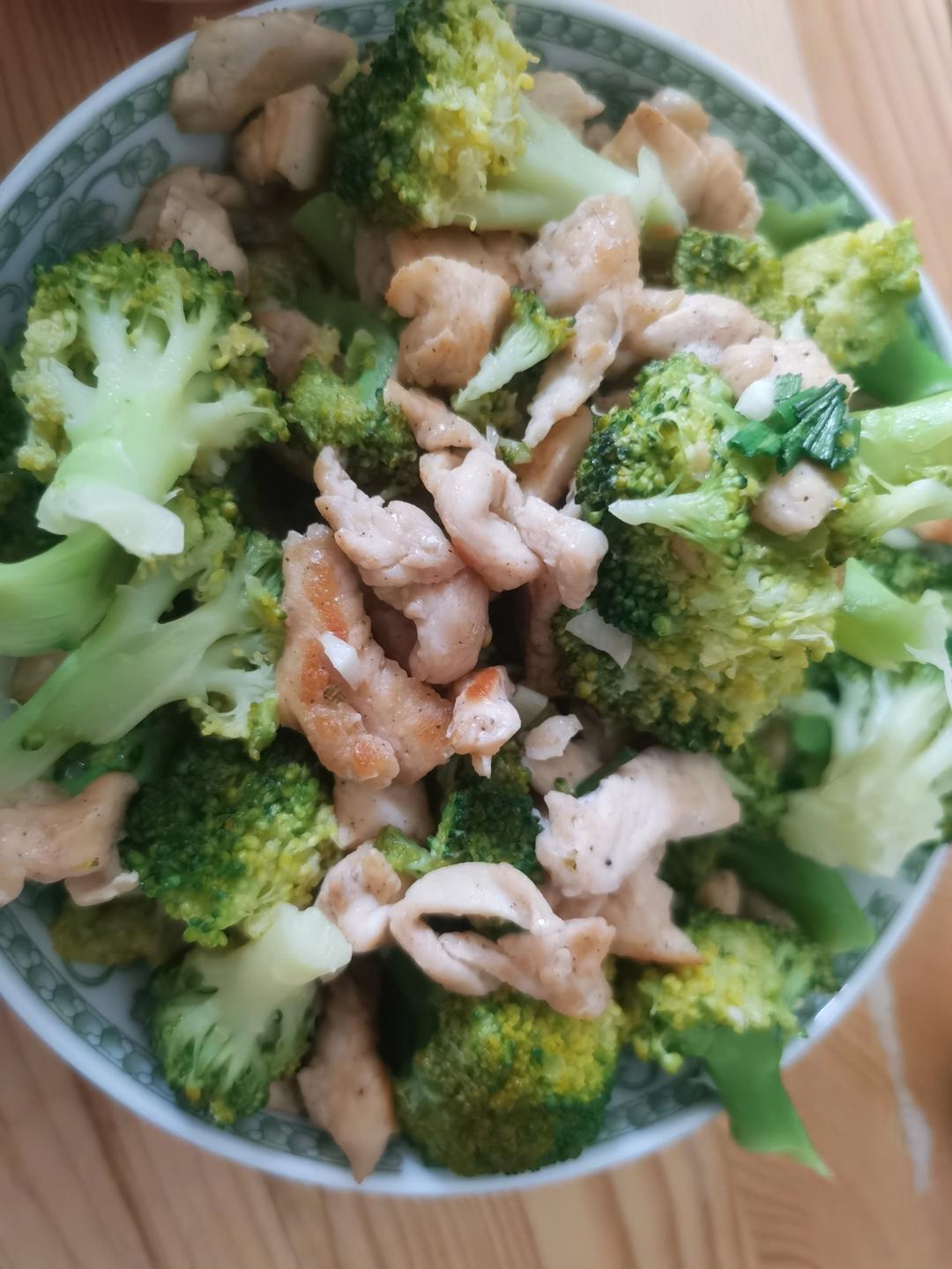 鸡胸肉炒西兰花