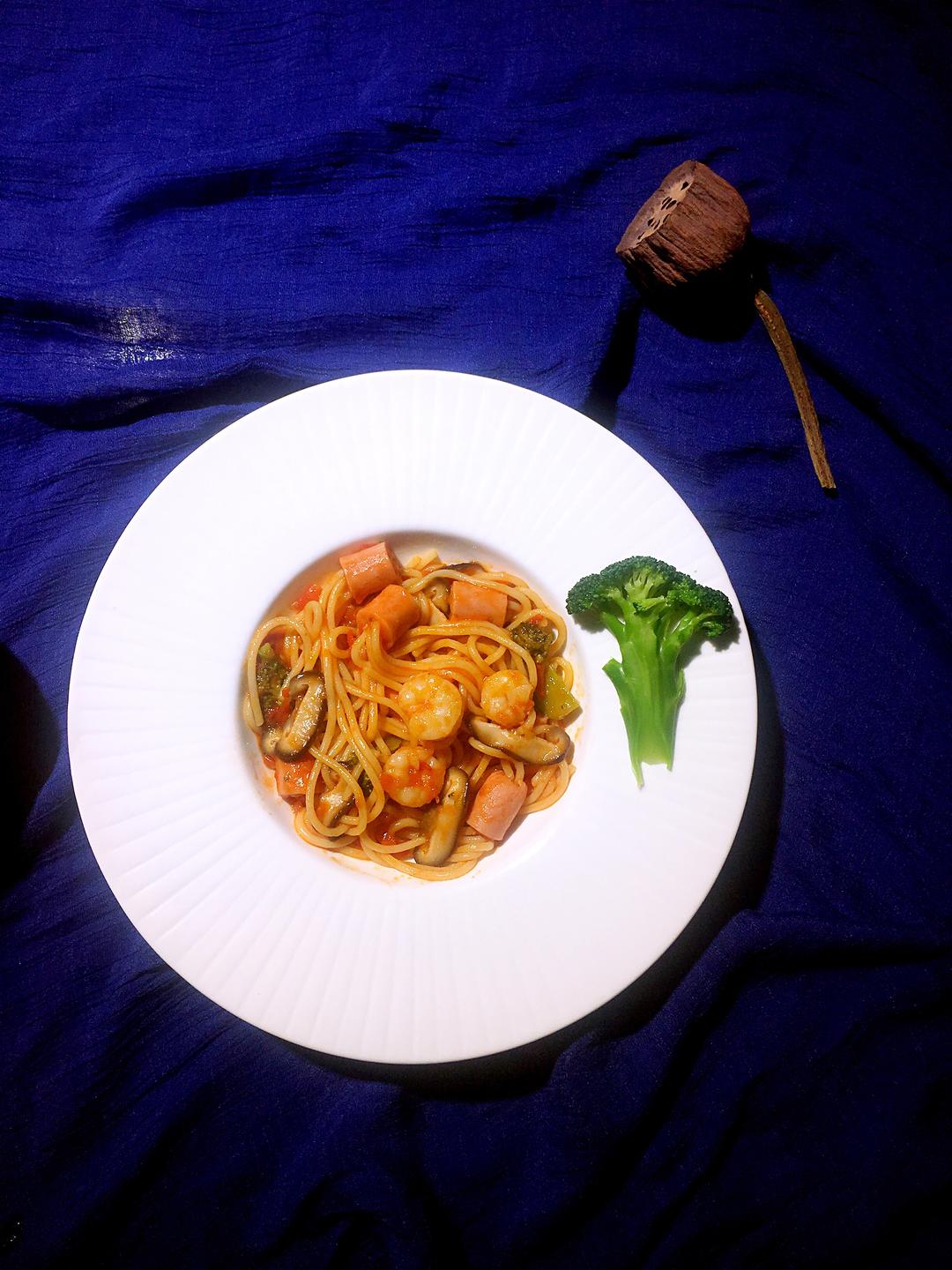 番茄虾仁火腿意面的做法