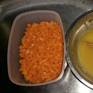 胡萝卜丁炒蛋的做法 步骤1