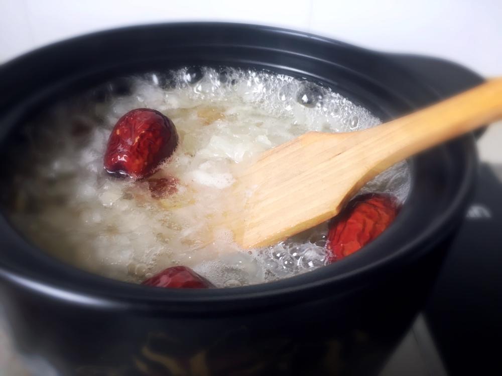 美容润肤 益气补血《桃胶皂角米百合银耳红枣羹》