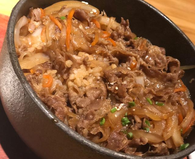 自制肥牛洋葱石锅拌饭的做法
