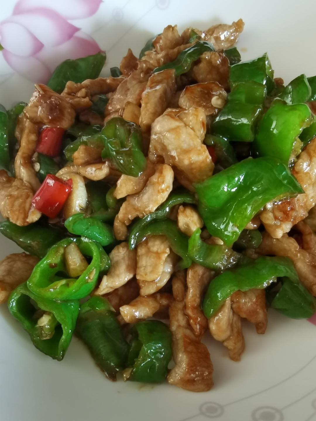 经典的家常菜，青椒炒肉丝，简单的食材也能做出如此美味
