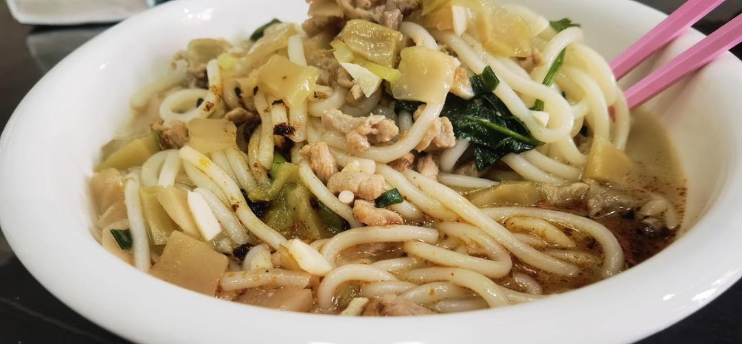 夏天来了，没胃口就来份香辣开胃榨菜肉丝粉