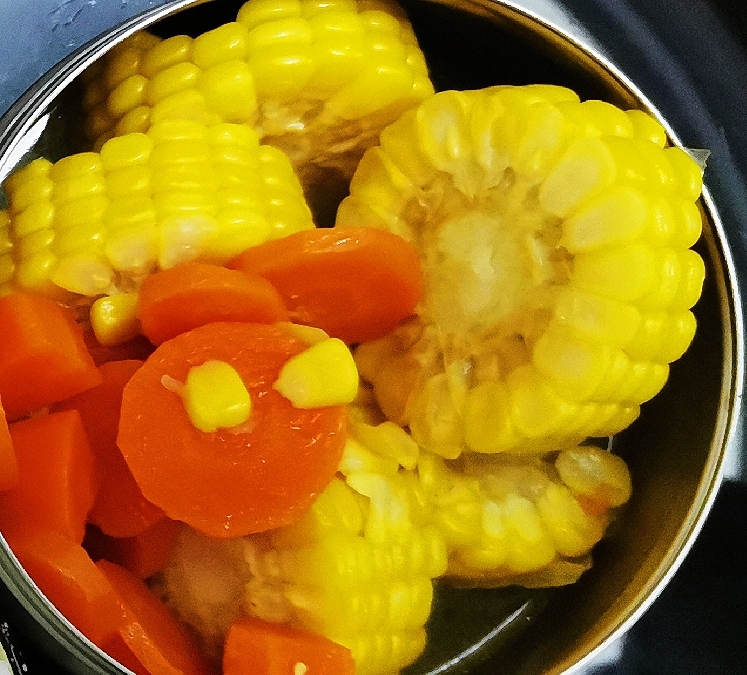 没有排骨的胡萝卜玉米汤的做法