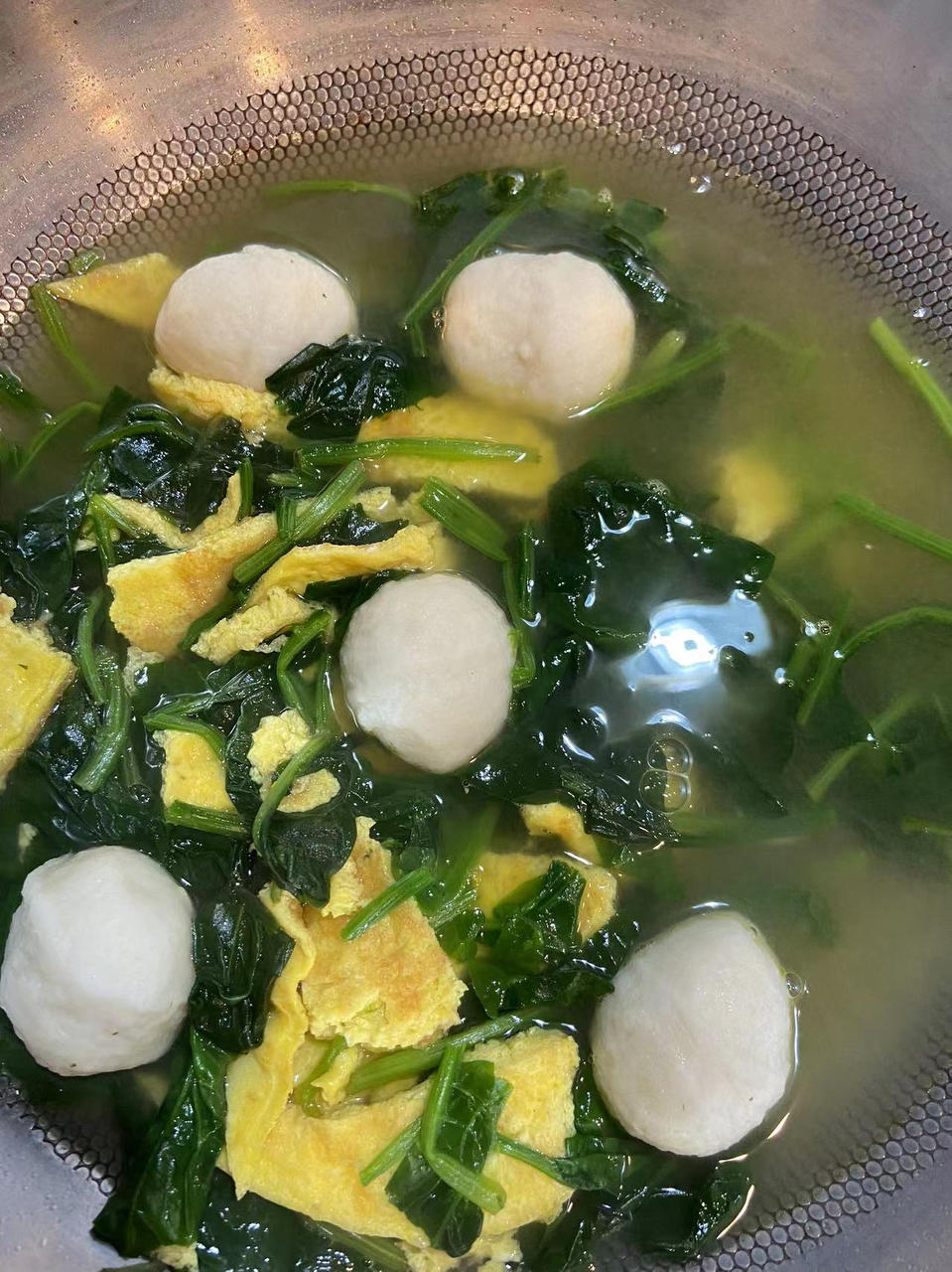 简单易学，清淡好喝～鱼丸鸡蛋菠菜汤